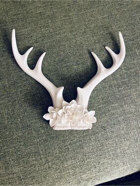 White Floral Antler Home Sculpture - Decorative Accent